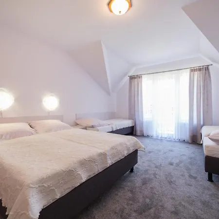 Rewit Z Podgrzewanym Basenem ホームステイ レバル