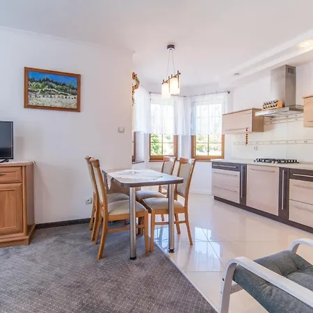 Rewit Z Podgrzewanym Basenem レバル