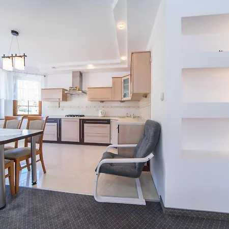 Rewit Z Podgrzewanym Basenem * レバル