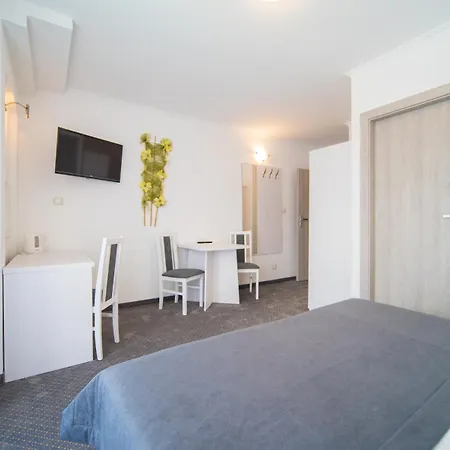 Rewit Z Podgrzewanym Basenem 民宿 *