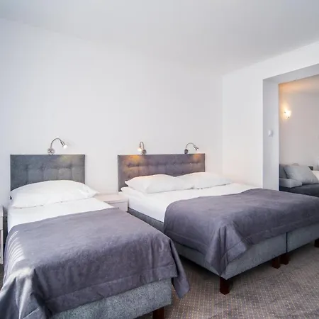 Rewit Z Podgrzewanym Basenem