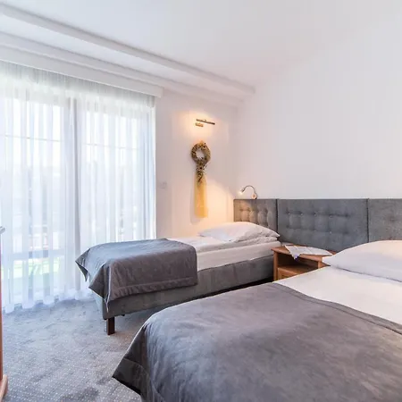 Rewit Z Podgrzewanym Basenem *