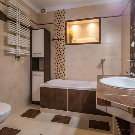 Rewit Z Podgrzewanym Basenem