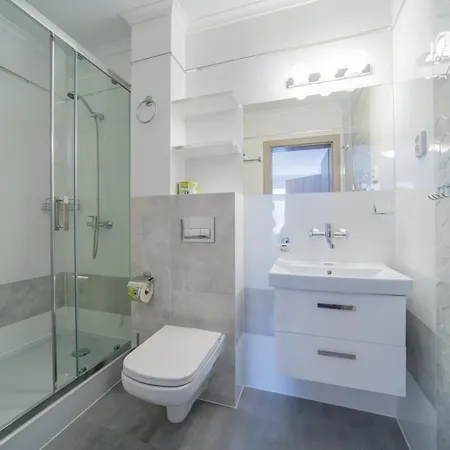 Rewit Z Podgrzewanym Basenem Homestay szállás