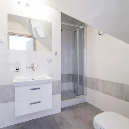 Rewit Z Podgrzewanym Basenem