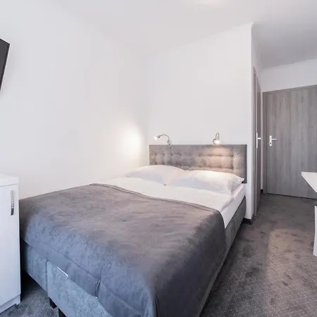 Rewit Z Podgrzewanym Basenem Homestay szállás *