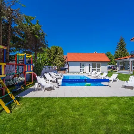 Rewit Z Podgrzewanym Basenem レバル