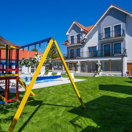 Rewit Z Podgrzewanym Basenem *