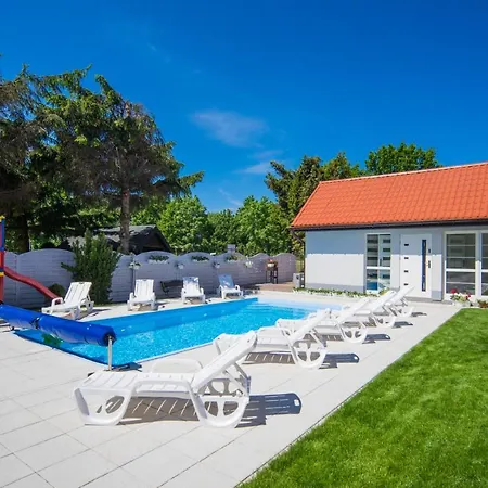 Rewit Z Podgrzewanym Basenem Homestay szállás