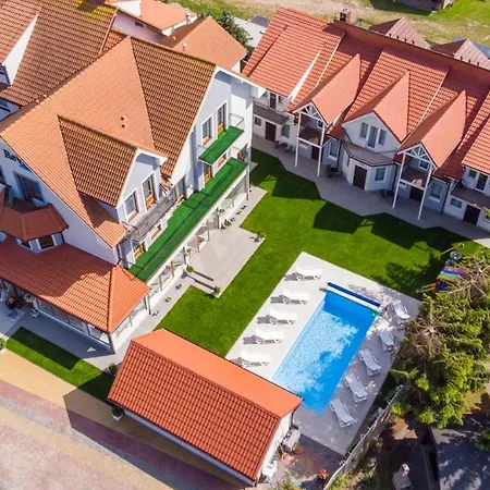 民宿 Rewit Z Podgrzewanym Basenem 里沃