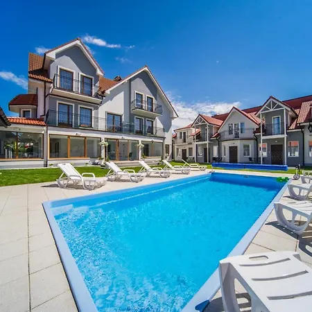 Rewit Z Podgrzewanym Basenem 里沃