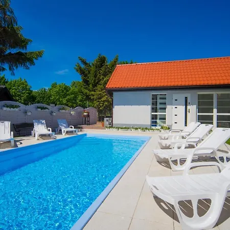 ホームステイ Rewit Z Podgrzewanym Basenem