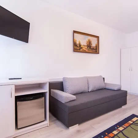 Rewit Z Podgrzewanym Basenem レバル