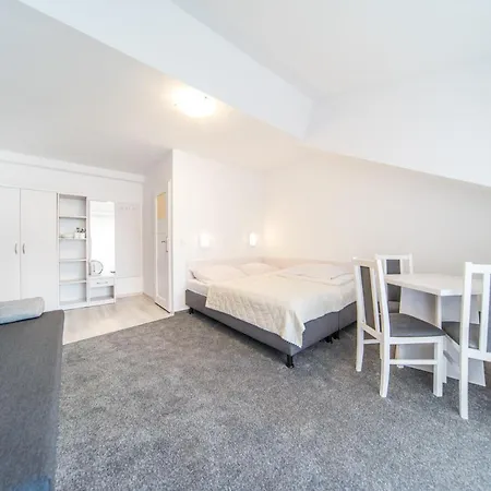 Rewit Z Podgrzewanym Basenem 里沃