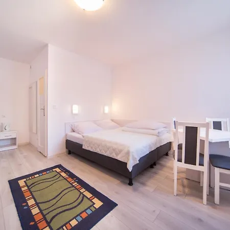 Rewit Z Podgrzewanym Basenem レバル