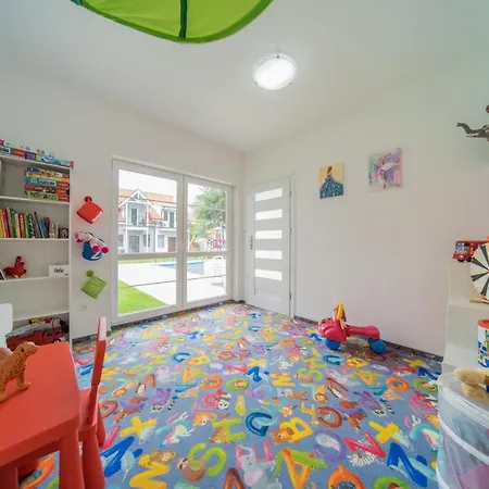 Rewit Z Podgrzewanym Basenem レバル