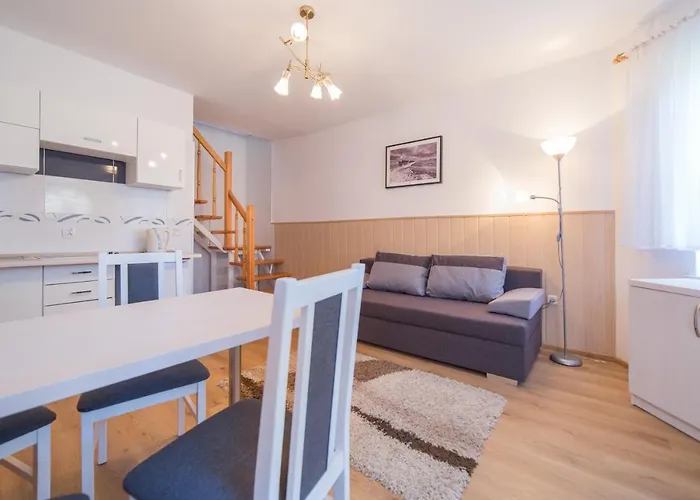 Rewit Z Podgrzewanym Basenem 民宿 里沃