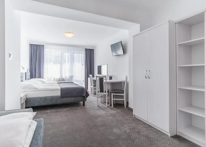 Rewit Z Podgrzewanym Basenem בית אירוח רבאל