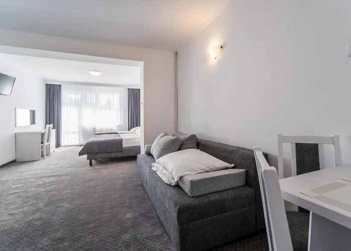 Rewit Z Podgrzewanym Basenem בית אירוח רבאל