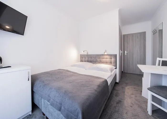 Rewit Z Podgrzewanym Basenem 民宿 *