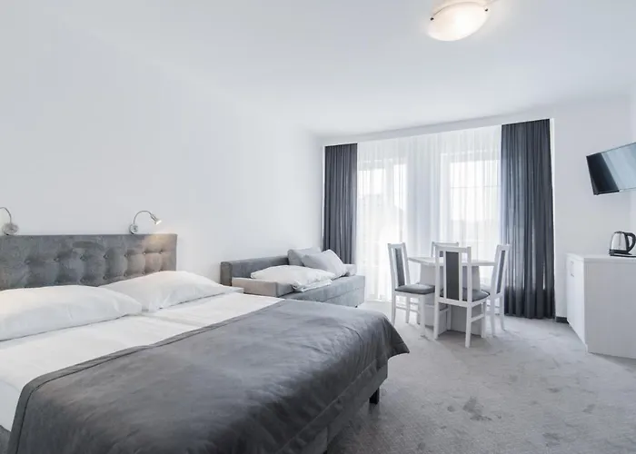 Rewit Z Podgrzewanym Basenem 民宿