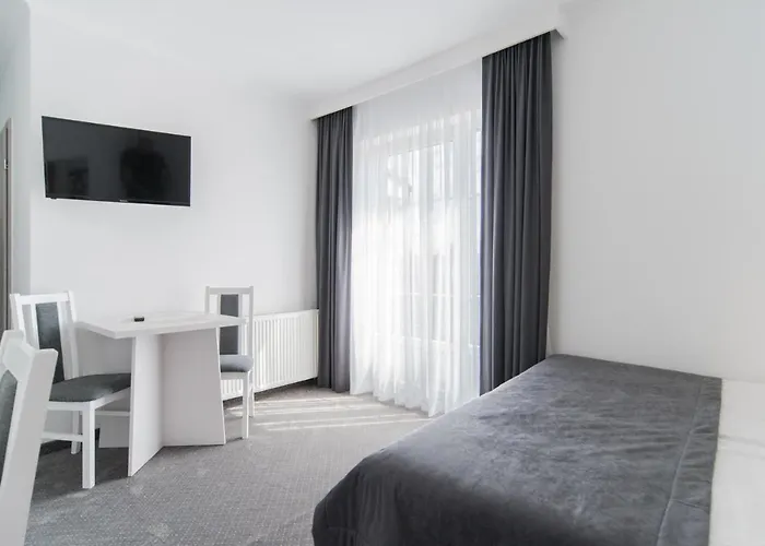 Rewit Z Podgrzewanym Basenem 里沃