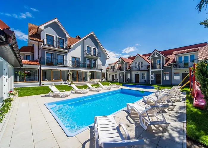 Rewit Z Podgrzewanym Basenem 里沃