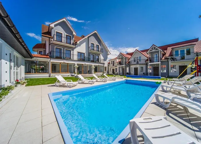 Rewit Z Podgrzewanym Basenem 里沃