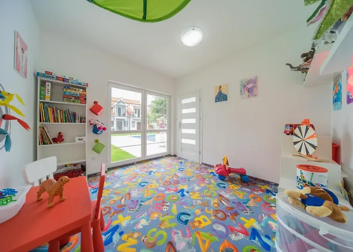 Rewit Z Podgrzewanym Basenem 里沃